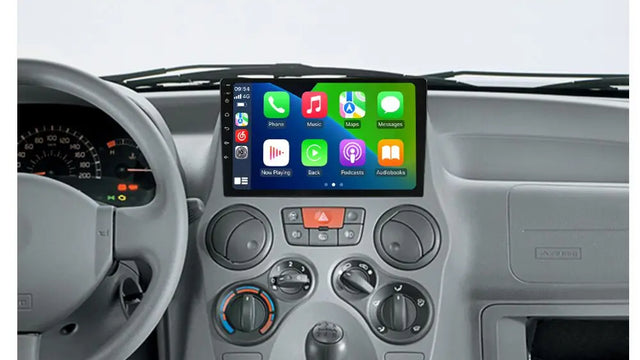 Console grise d'une Fiat Panda de 2003 à 2012 avec un écran tactile de 9 pouces affichant CarPlay