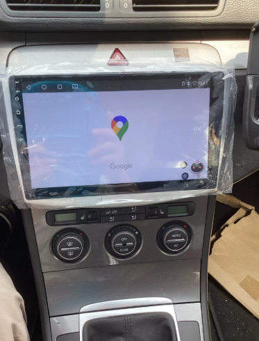 Écran tactile CarPlay posé dans la console centrale d'une Volkswagen Passat
