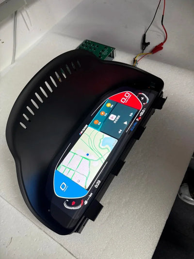 Gros plan sur l'affichage du cockpit virtuel BMW X5, thème M Sport