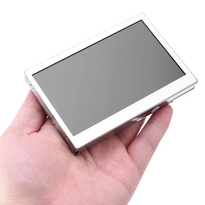 Écran LCD Ford Focus vue de trois quarts sur fond studio