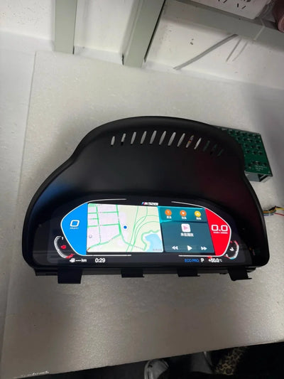 Détail du montage du tableau de bord numérique BMW X6 E71 dans son logement d'origine
